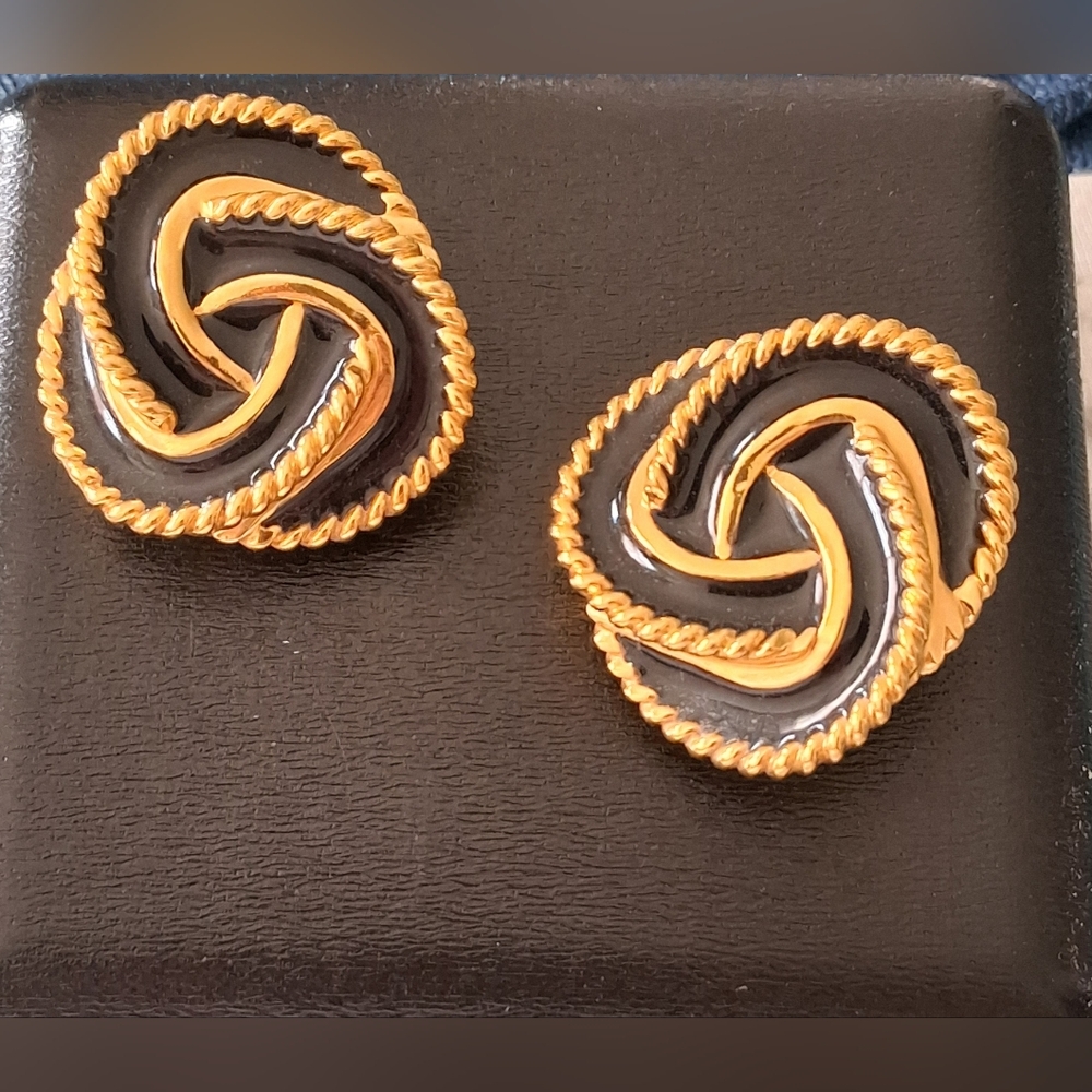 ST JOHN Infinity Knot Earrings